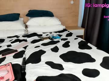 girl Sex Chat On The Web with iampiggygirl